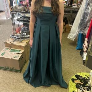 Morgan & Co. Women’s Green Prom Dress